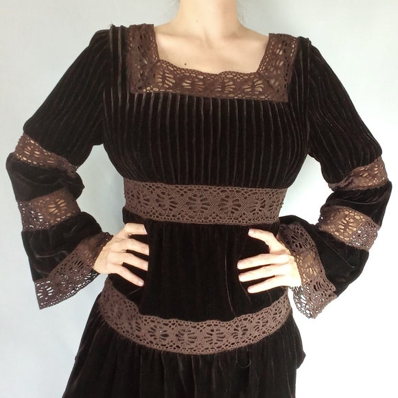 Boston Proper Tops - 🍀Renaissance brown velvet and lace top Size 8